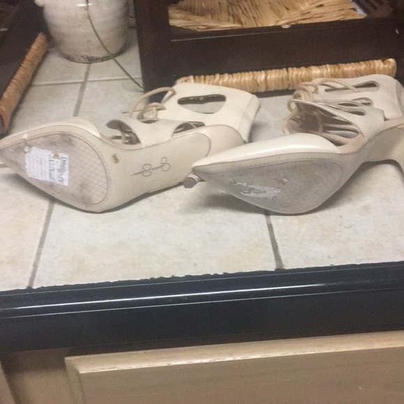 Beige heel - Picture 3 of 3